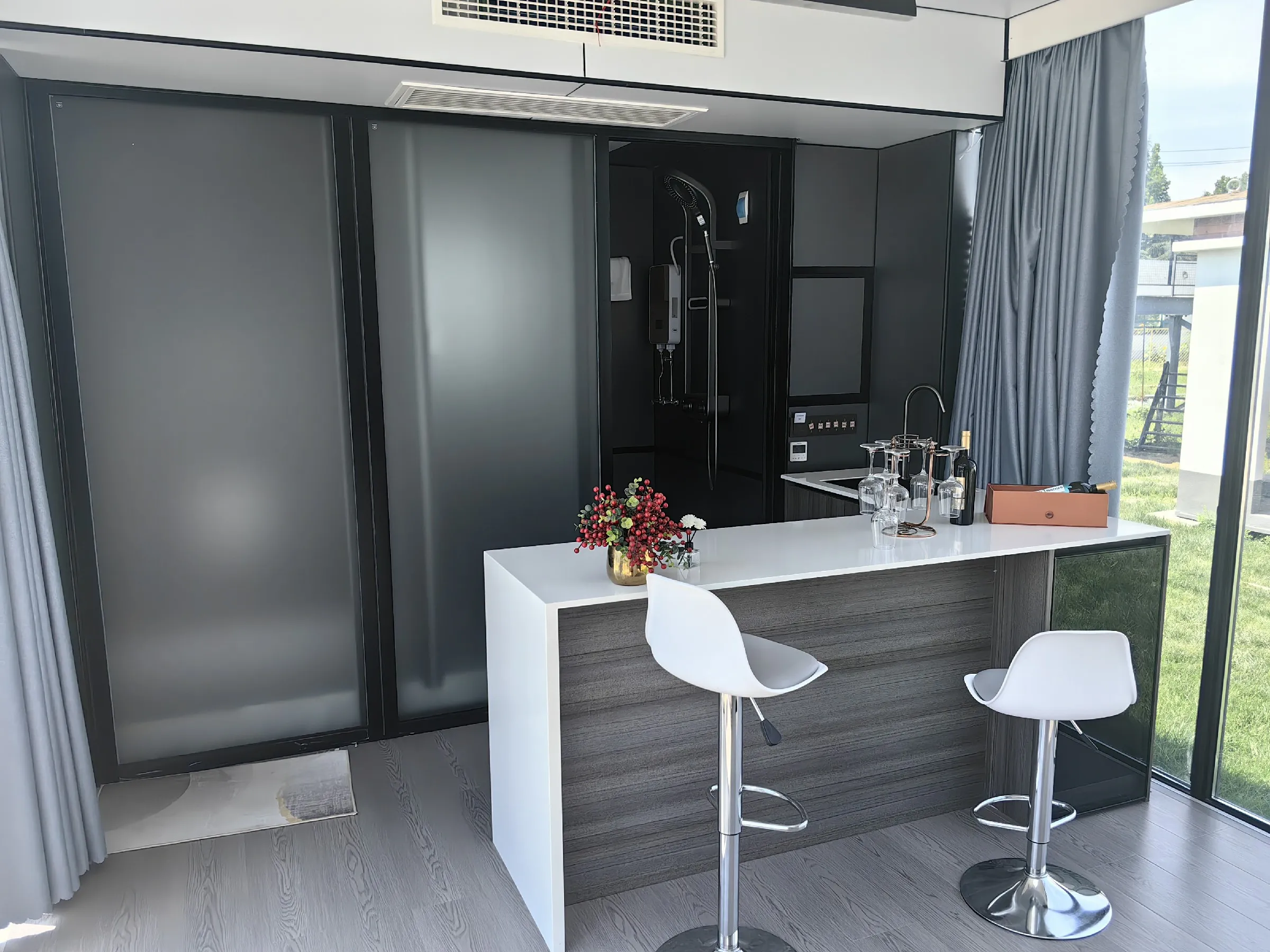 Fast Installation Spaceship Portation Commercial Space Airship 40ft Space Capsule Container House for Hotel