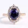 Bague en or massif 18 carats avec pierre précieuse de laboratoire.