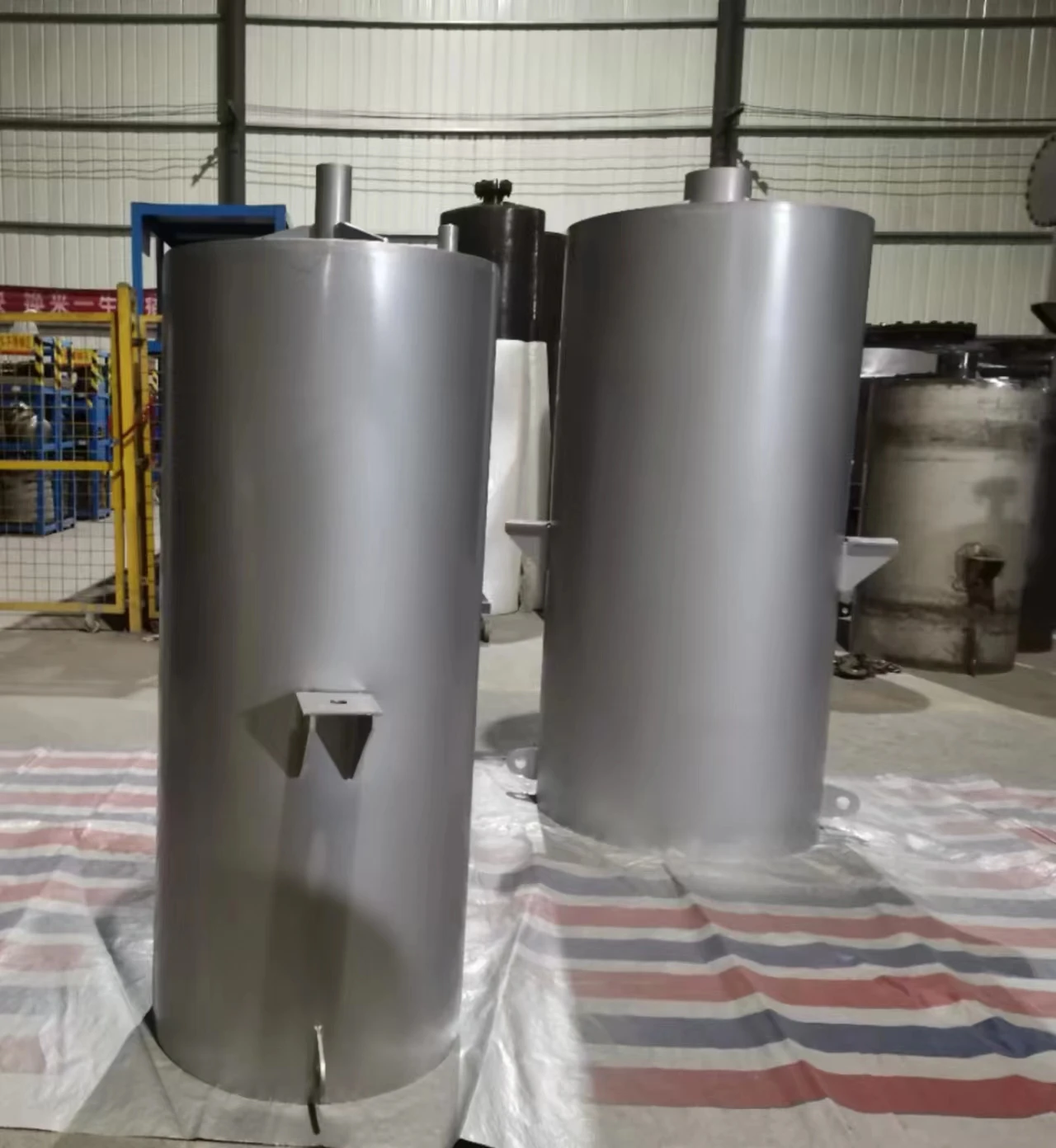 Оборудование для глушителя снижает уровень шума накладывая толстый звукопоглощающий и шумоподавляющий материал с устойчивой