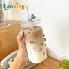 Vaso transparente con pajita de vidrio y tapa de plástico