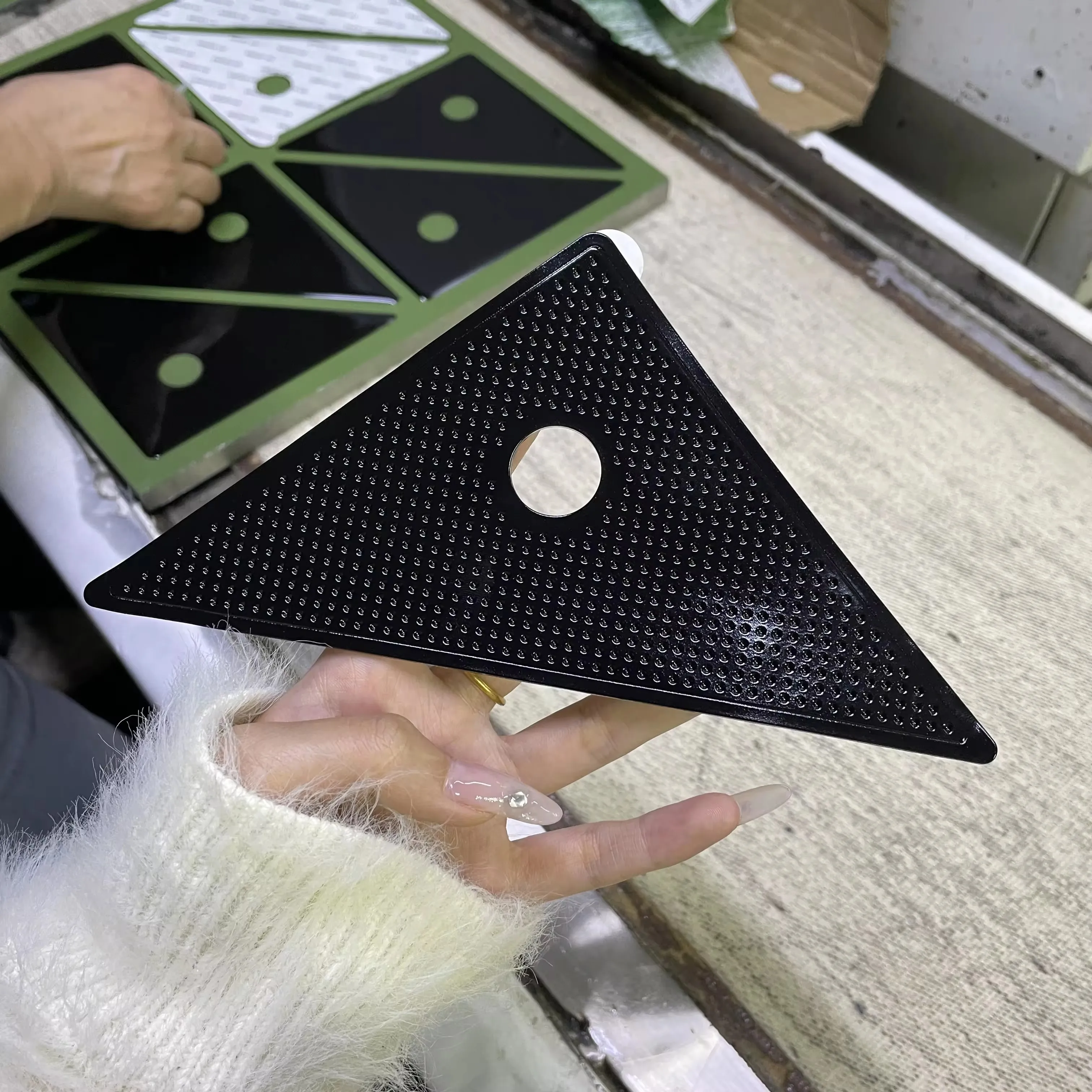 Small Size Compo Packing Rug Grippers Triangle Anti Slip Non Curling ...