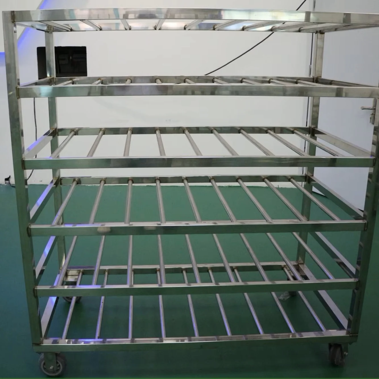 Frozen meat thawing chamber with efficient low temperature and high humidity control system