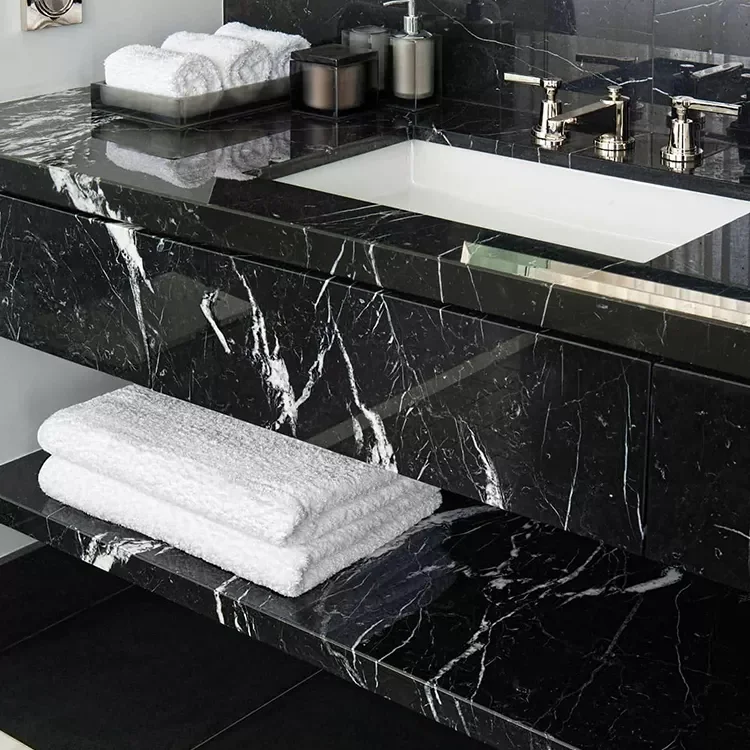 Ванна раковина мрамор. Черный мрамор и Оникс 2020. Nero Marquina Marble Interior. Серная столешница в ванной. Столешница из мрамора для ванной.