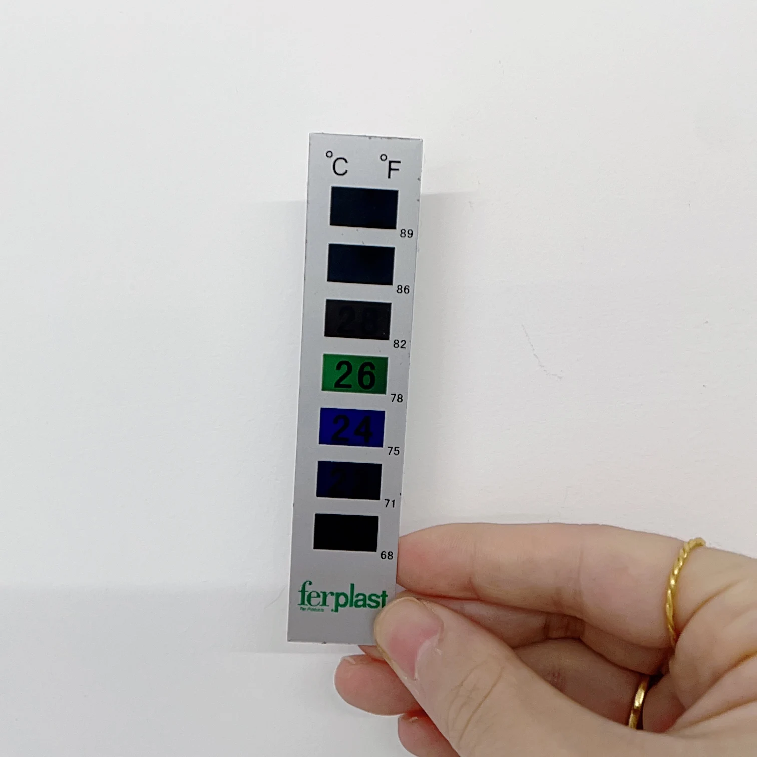 Factory Customized Waterproof Plastic LCD Scale Thermometer for 20-32C Garment Clothing for Household Use