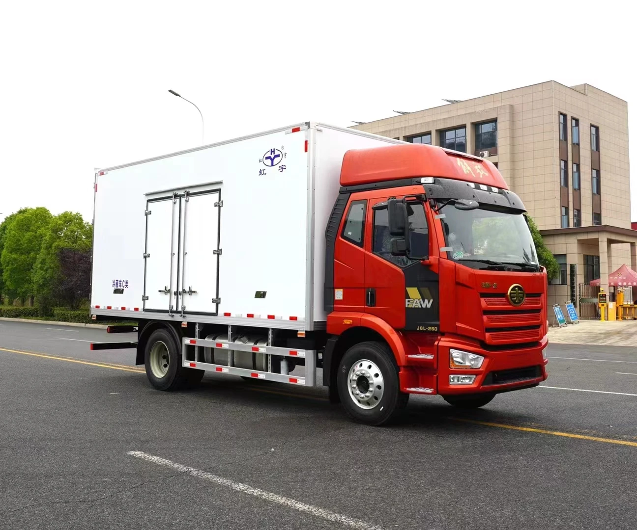 product new condition faw chassis food refrigerated truck 42 8 ton refrigerated box van refrigerator truck for sale-2