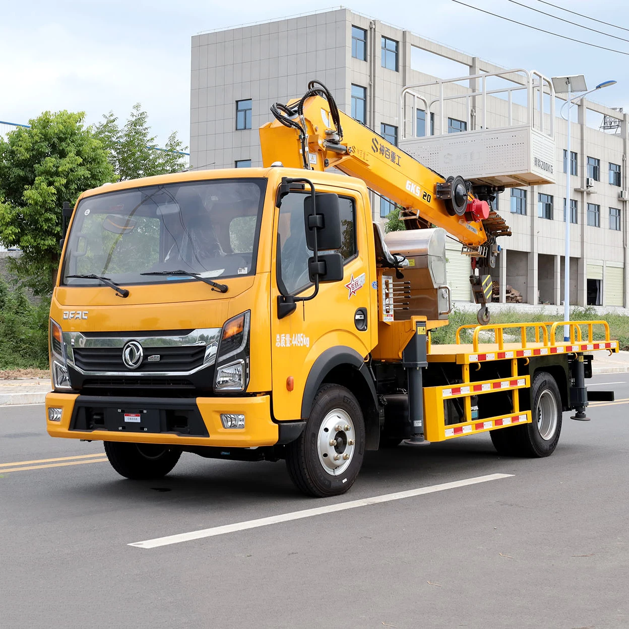 Dongfeng 4X2 Wrecker Towing Truck 8ton Telescopic Boom Crane Insulated Arm Aerial Work Truck
