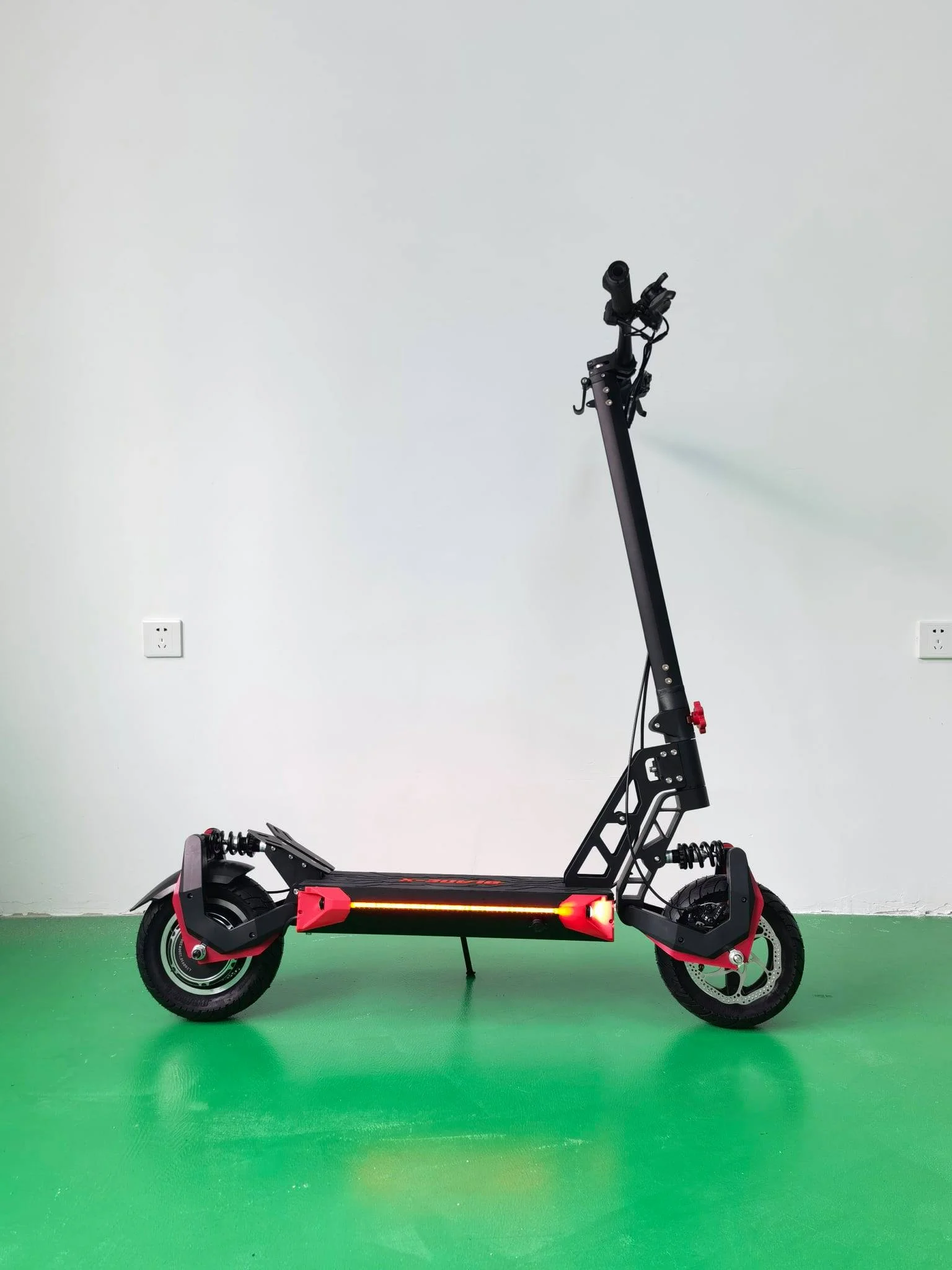 Blade X Pro - 2400w Electric Scooter - Freed Electric Scooters