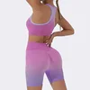 Conjunto de sujetador rosa púrpura y shorts.