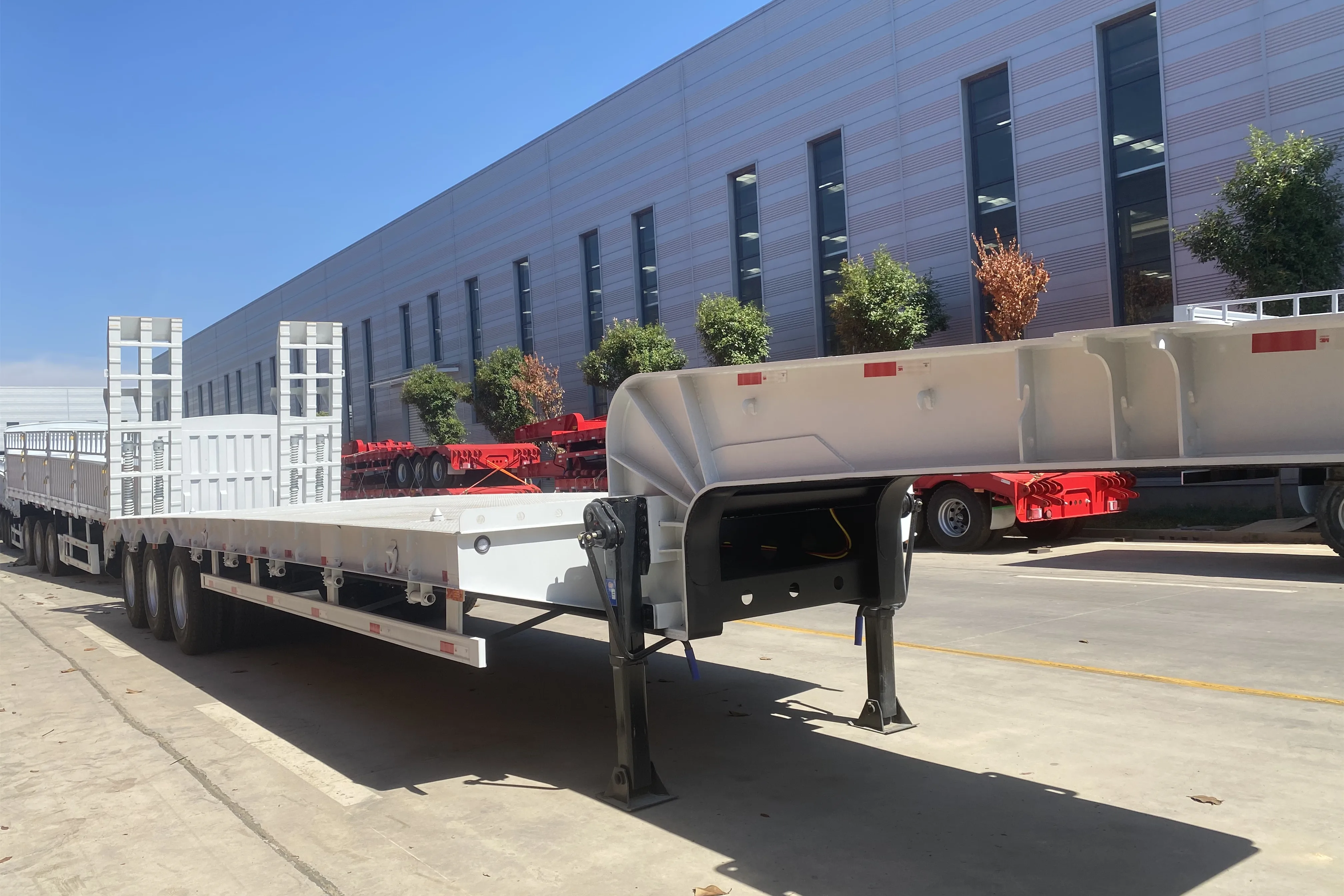 Vehicle Master 3 Axles 4 Axles 70 80 Ton Lowbed Semi Trailer Low Loader Transport Heavy Duty Equipment Extendable Lowboy Trailer