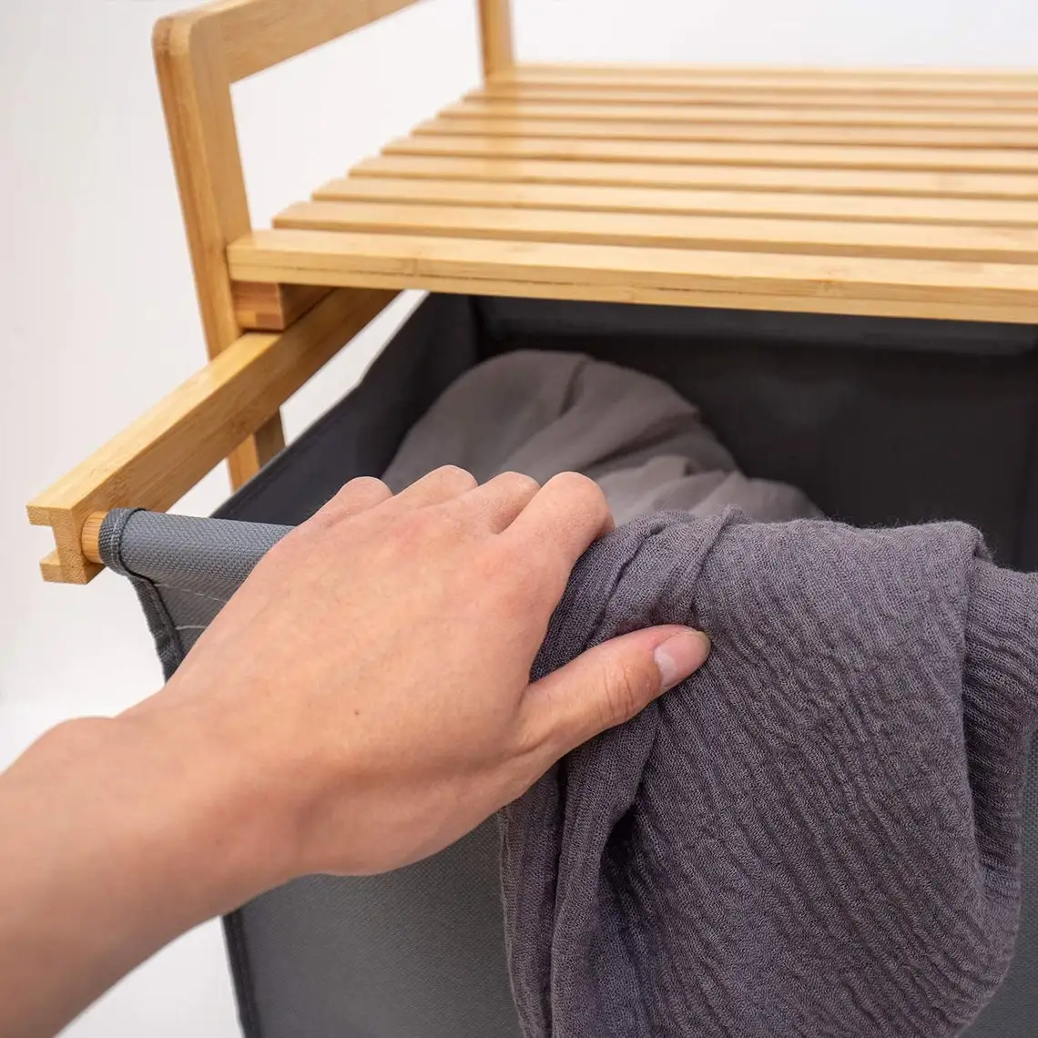 Двойная корзина для белья из бамбука двухсекционная с полкой большой