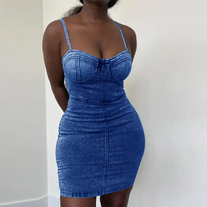 Moderne, ærmløs maxi-kledning i denim for kvinner: Sommerslipskjørt i kroppsnært passform med imitert revet utseende, i størrelsepluss