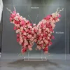 Lirios rosa palo, peonías y mariposas con soporte.