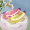 Banane rose colorée