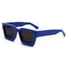 Montatura blu con lenti polarizzate grigie