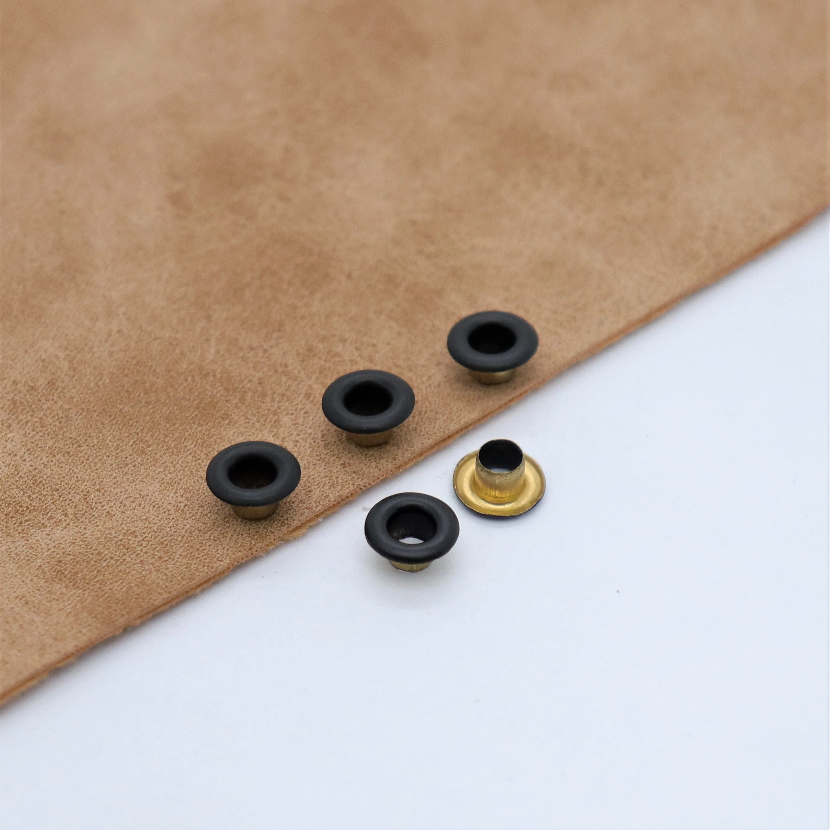 Заводские металлические люверсы разных размеров под заказ латунные из нержавеющей стали для одежды