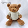 Orso bruno scuro che indossa un maglione bianco