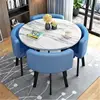 Mesa redonda estampada + silla de cuero celeste