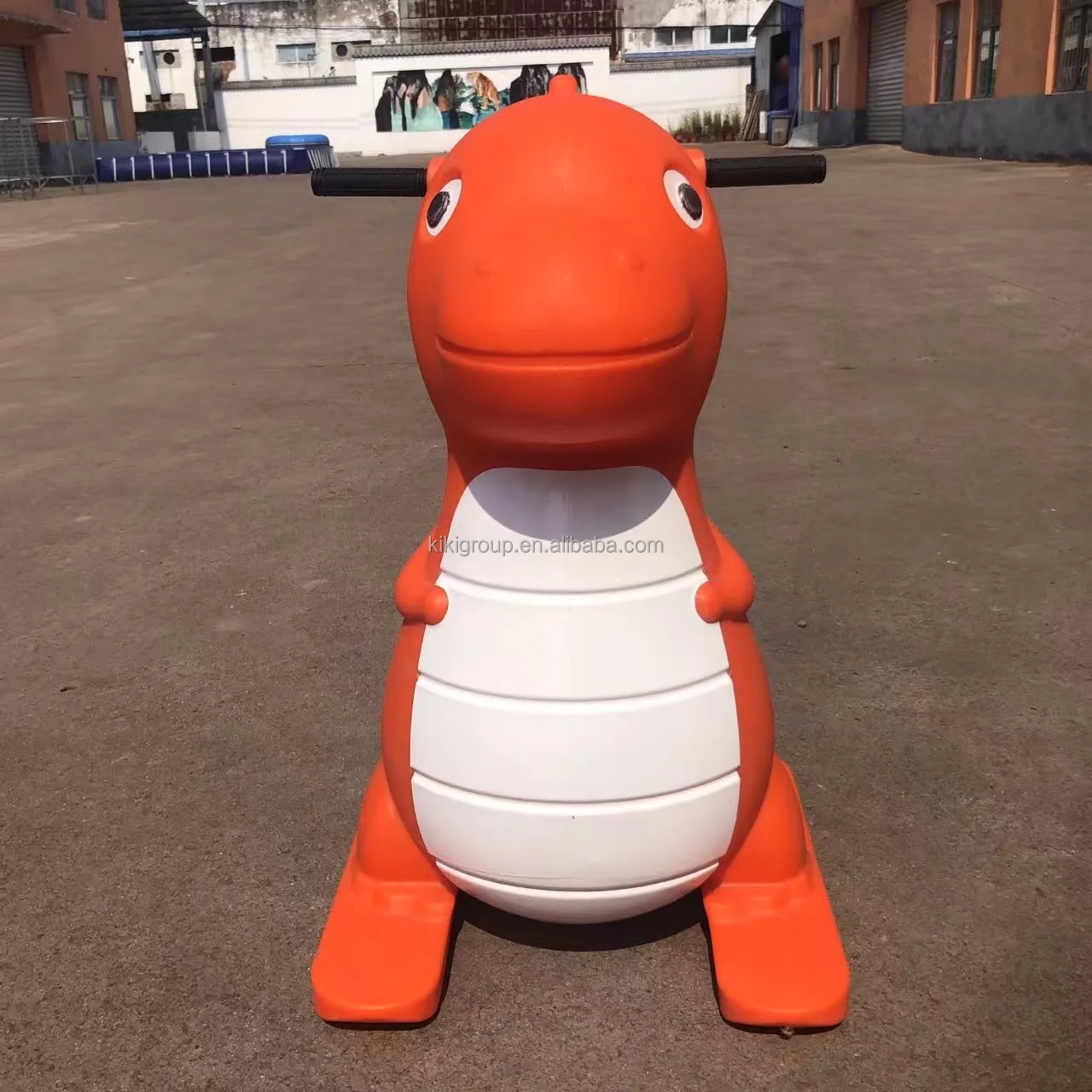 QIQU Commercial Roll Molded HDPE Dino Skate Trainer Rink Equipment Unbreakable Ice Skate Pusher