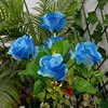 Bolsa azul con 7 cabezas de rosa.