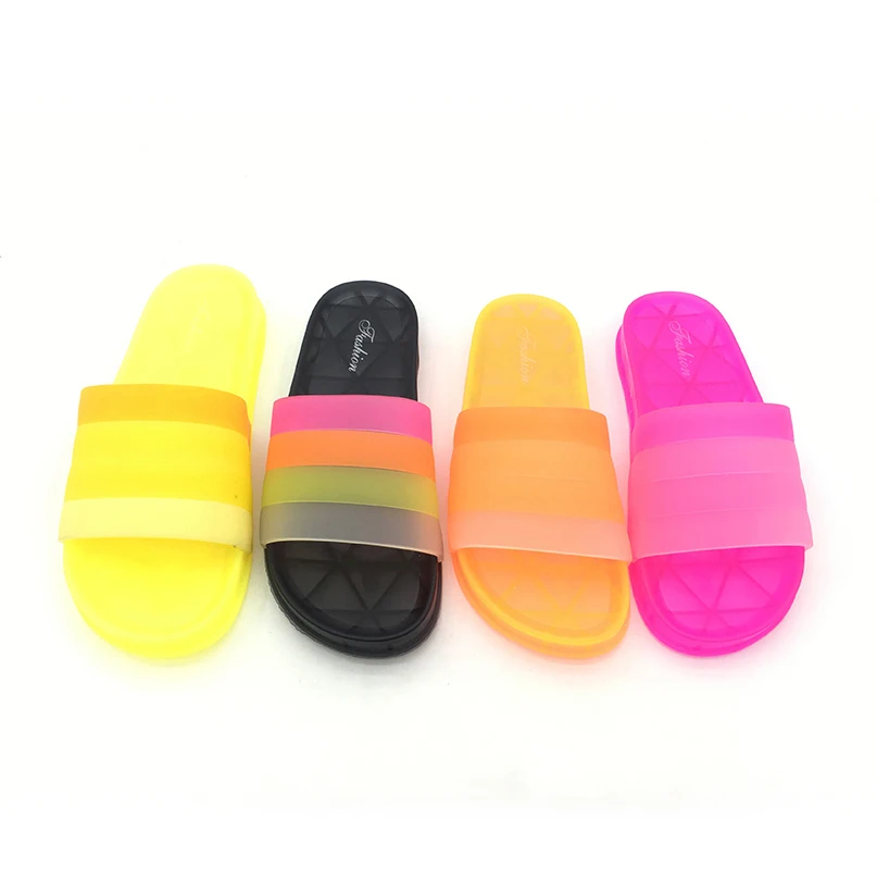 Zapatillas ajustables con velcro para señora mayor abiertas para el verano  Ruiz y Gallego