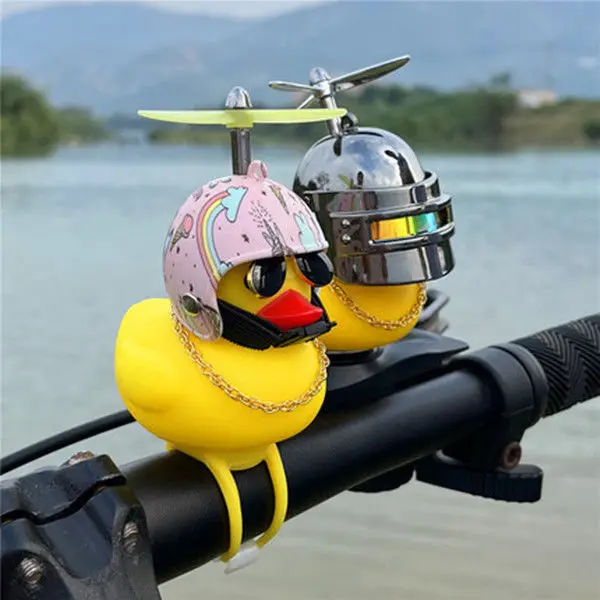 Мотоциклетный шлем с рогом желтой утки