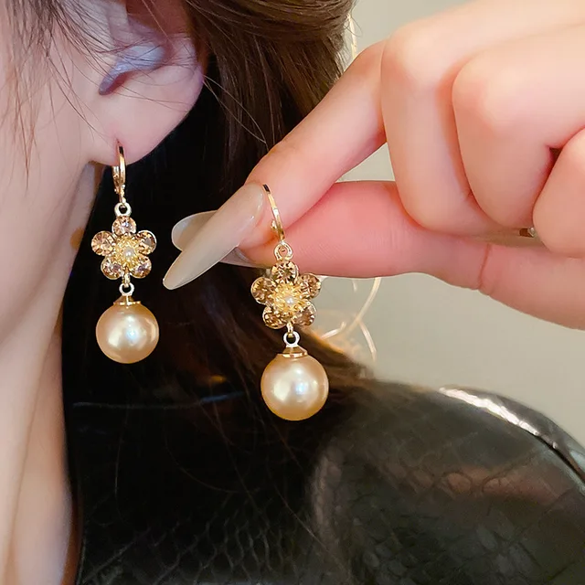 Cross border diamond studded flower pearl fashionable niche versatile light luxury high-end wholesale Stud Earrings for Women