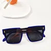 Cornice blu navy scuro con pannelli neri e grigi