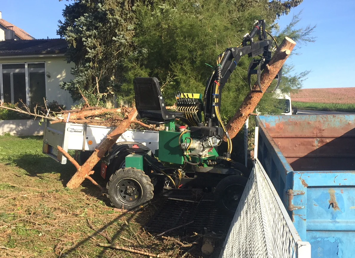 0.55T Mini Small Home Use Garden Trench Digger with Bucket and Wood Grabber for Farm Machinery