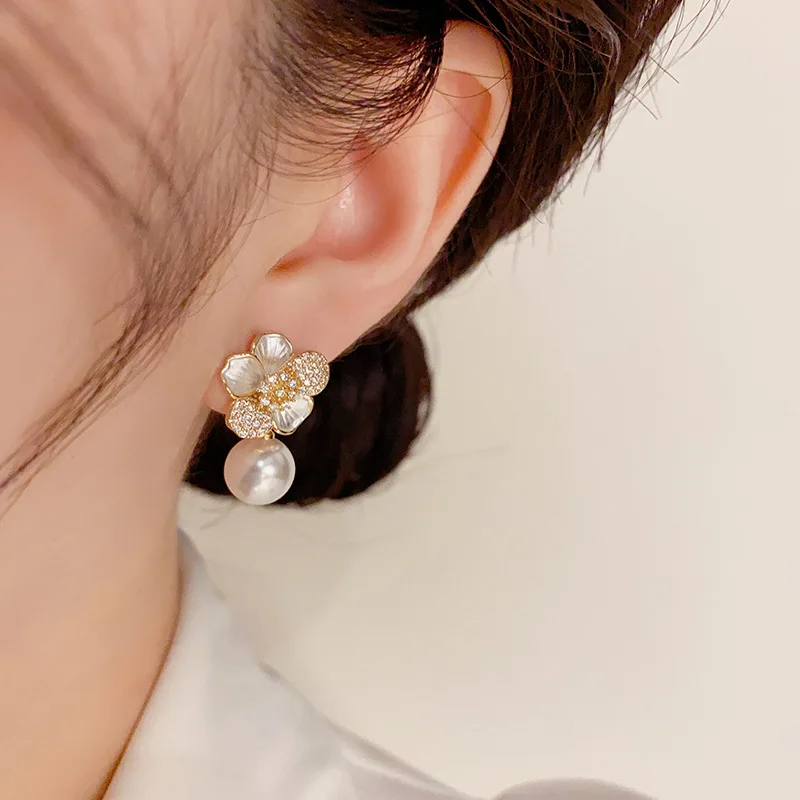 Exquisite Pearl Flower Pendant Earrings