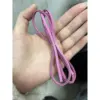 แถบสีชมพูอ่อนหนึ่งแถบ