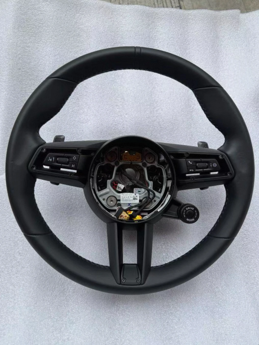 ポルシェの旧型および新型992ブラックナイトステアリングホイールに