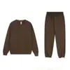 Conjunto de sudadera y joggers marrón con cuello redondo