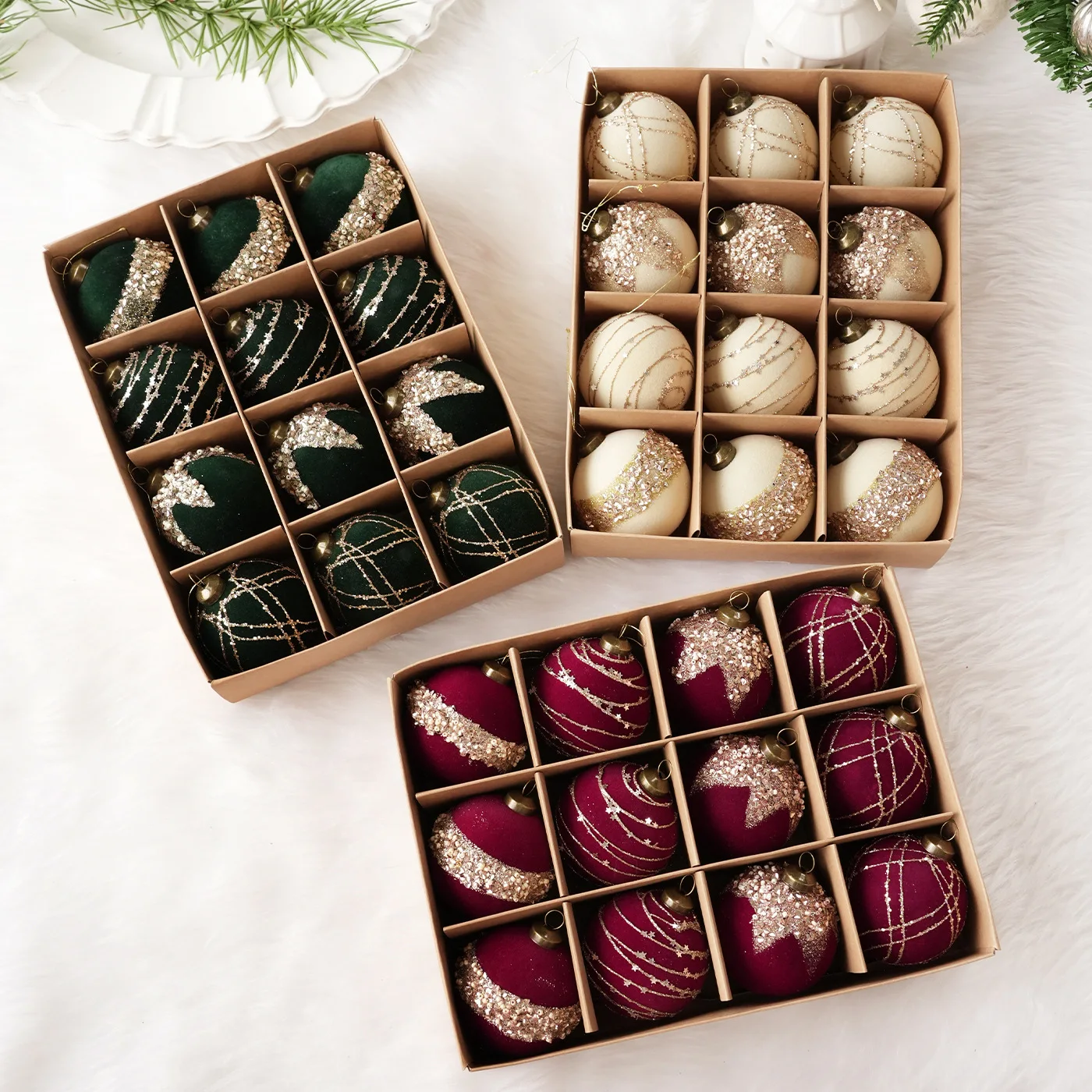 12 יחידות של כדורים לכריסמ스 מפלסטיק וולווט בצבעים לבן, אדום וירוק, קוטר 6 ס