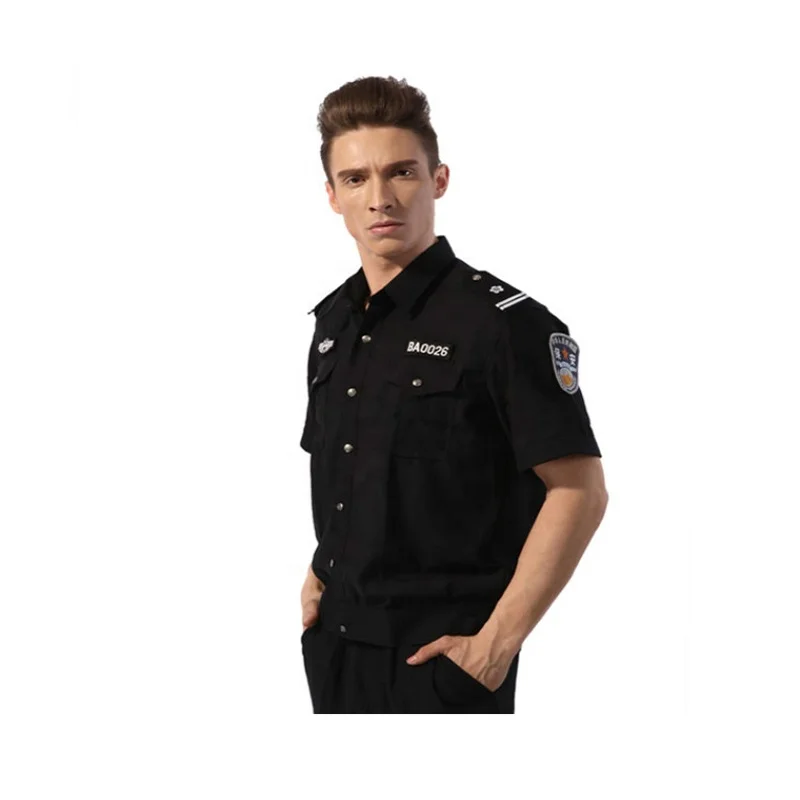 Охранник в черной рубашке