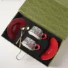 Taza de regalo con diseño de pareja de pájaros y flores rojas dobles, llena de color.
