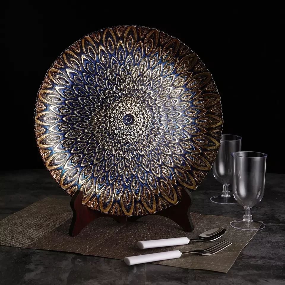 Factory Wholesale Luxury Peacock Feather Green UnderPlate Arabian Royal Green Fruit Platter Design Wedding Glass Charger Plate