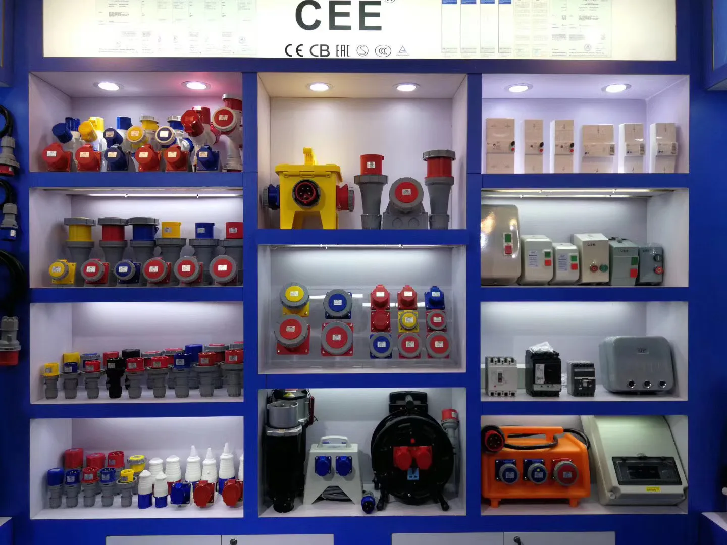 CEE 110V 3pin IP67 Watertight Triple Outlet Socket Multi Splitter 16 Amps Industrial Socket Industrial Plug Socket 220v 16a