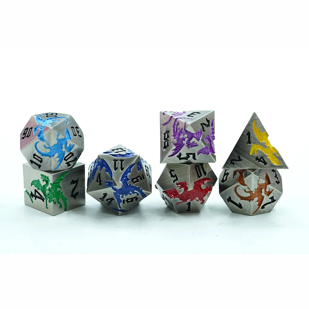 Fargesterk regnbue-dragon 7-deler sinkilegeringspolyeder metallterningsett 16 mm kvadratisk form med egendesignet logo til DND-brætspil