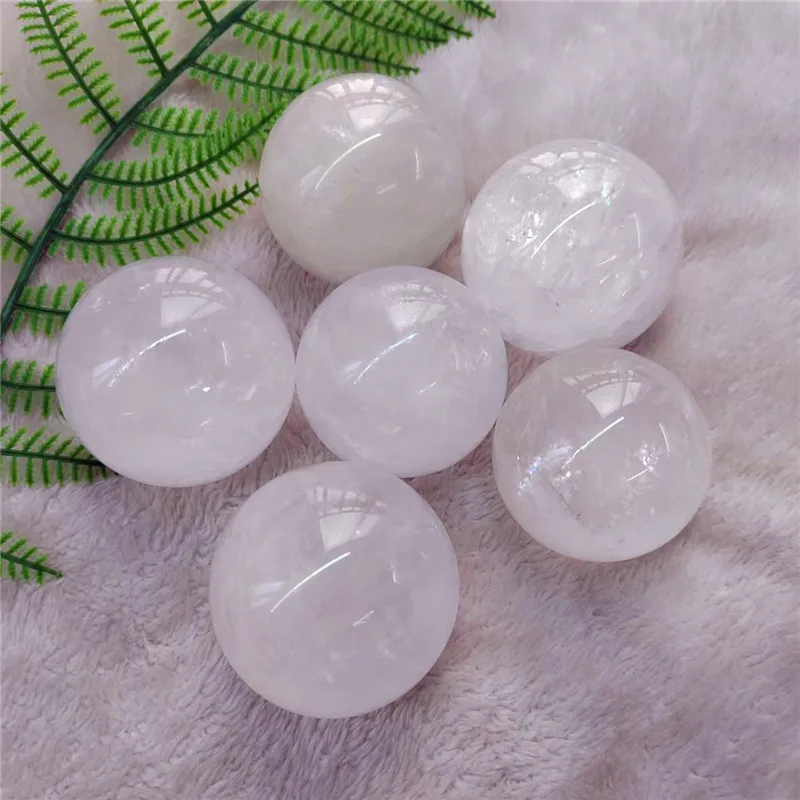 約7cmの白い方解石ボール高品質のレイキヒーリングナチュラル