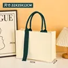 Cuerpo de bolso beige con cinta verde.