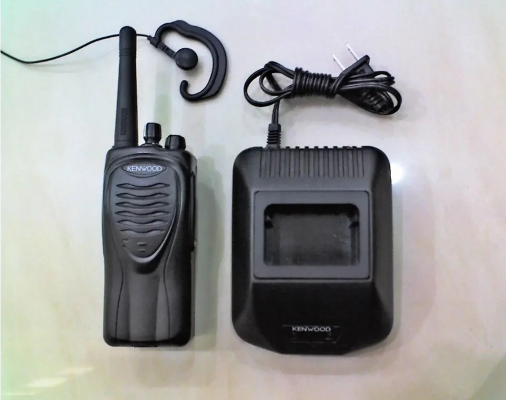 High Quality Portable handy walkie talkie tk-2000 tk-3000 tk-u100 portable two way radio with Knb-45L battery