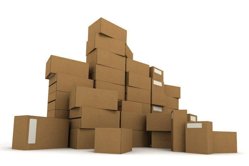 16 серых коробок на китайском. Много коробок. Картонные коробки на прозрачном фоне. Коробки с товаром. Стопка картонных коробок.