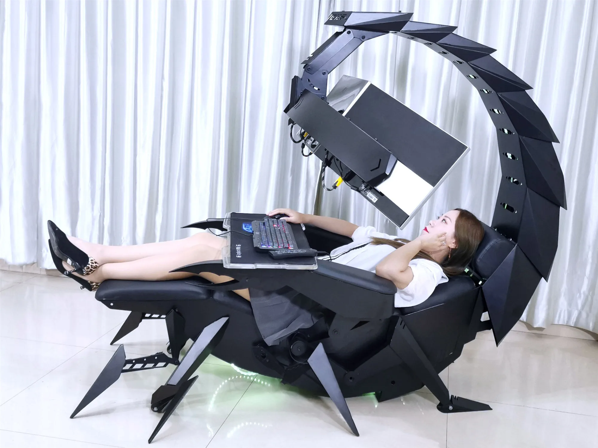 Лежачее компьютерное кресло с монитором