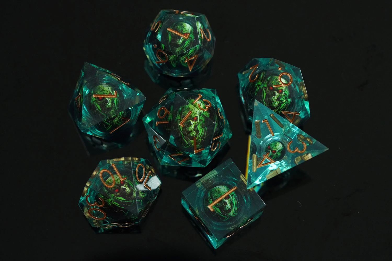 Yushun Dnd New Skull Head Resin Polyhedral Dice Sets Ghost Skeleton Liquid Core RPG Board Game Dice manufacture