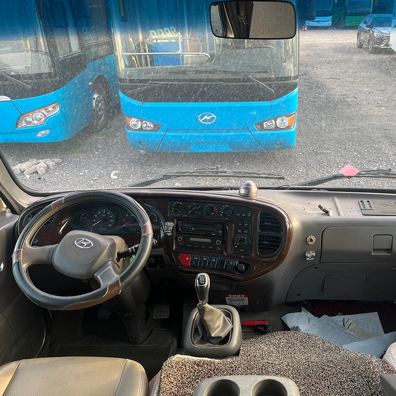 Used Minibuses Driving on the Road Luxury Comfortable Seats diesel Cheap Low Price 20 Seats Hyundai Bus