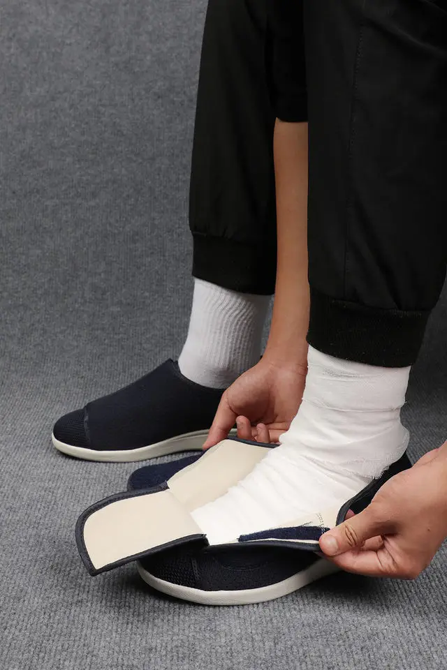 Adjustable Extrawide Health Care Soft Heel Medical Man's Diabetic Shoes