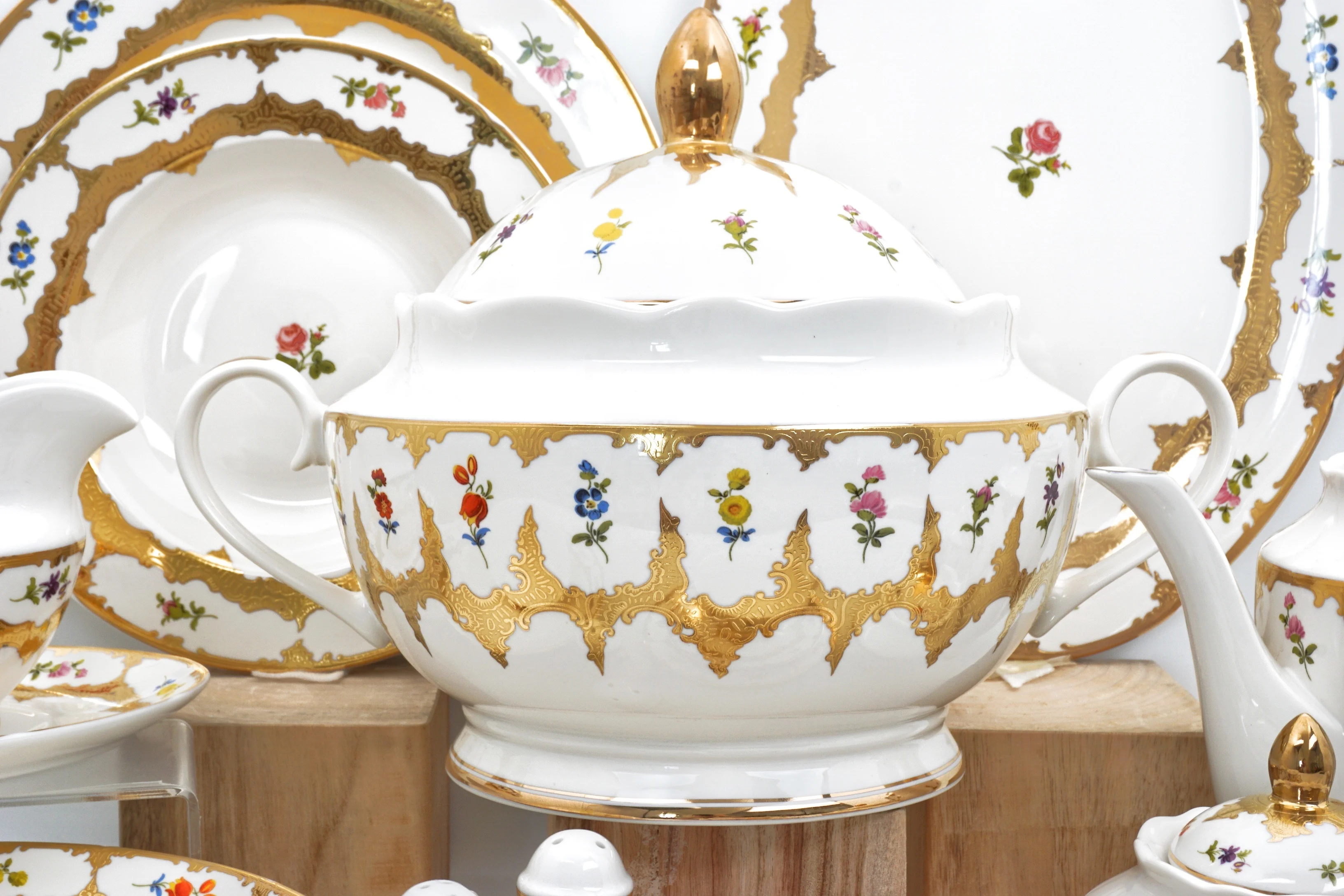 Embossed Gold Ceramic with Gold  Procelana 12 Person Russian Tableware Luxury Porcelain Dinnerware Dinner Sets