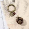 Il pallone da calcio 1679 include un accessorio per appenderlo