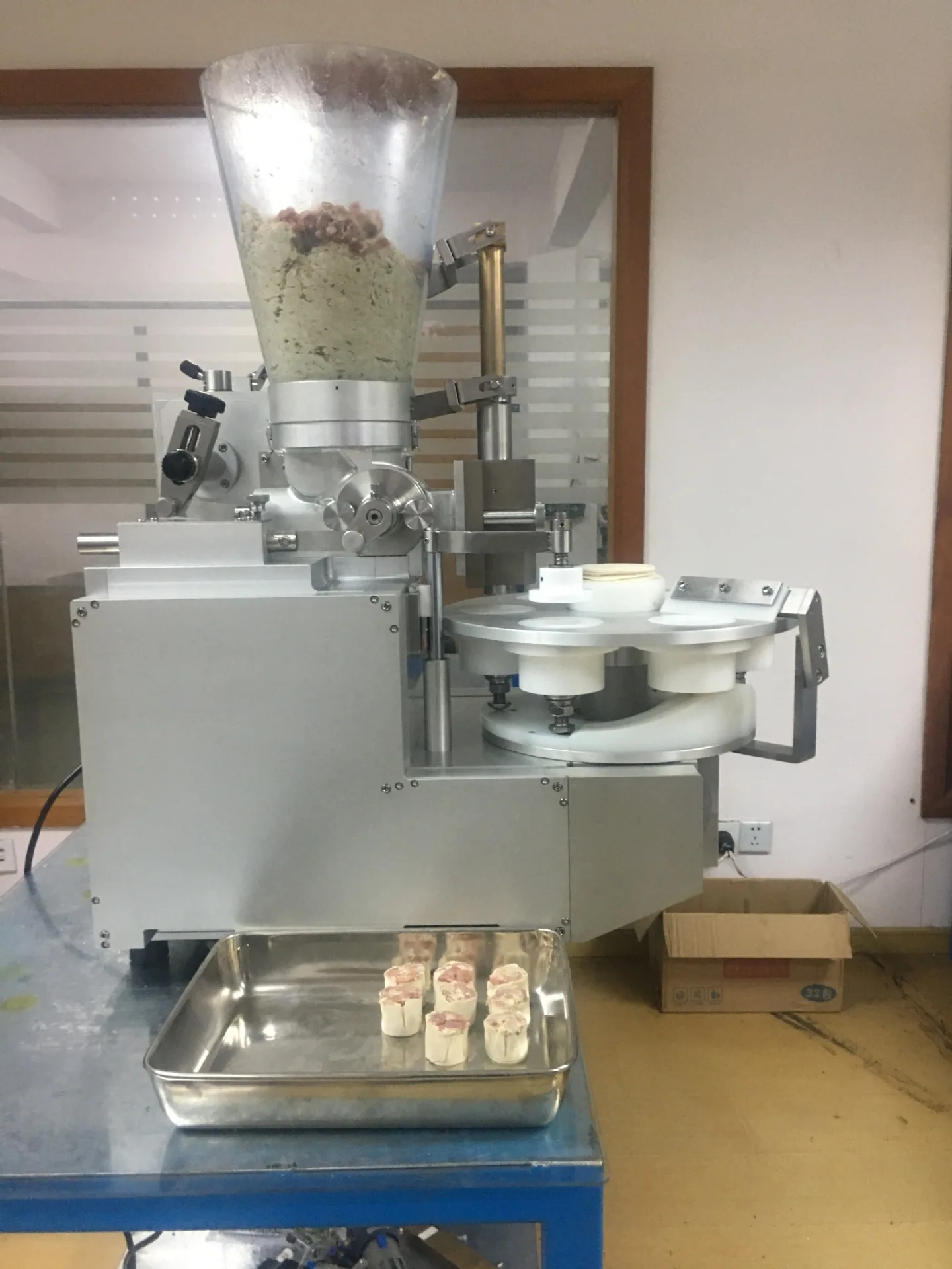 Auto shao mai siomay sumai machine,manual semi-automatic siomai making machine price small molder wrapper forming maker machine