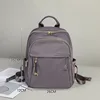 Morado grisáceo, talla pequeña.
